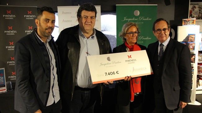 Entrega a Assandca del xec de la recaptació de la 5ª Caminada